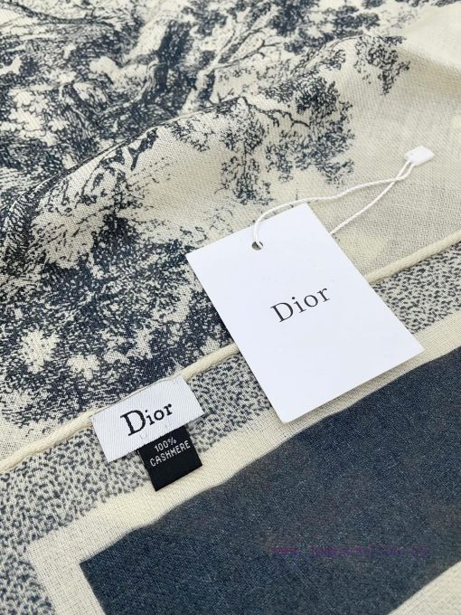 Dior's latest flagship product, the D animal model, is a 140 square scarf that is very easy sfxf32ey - Image 9