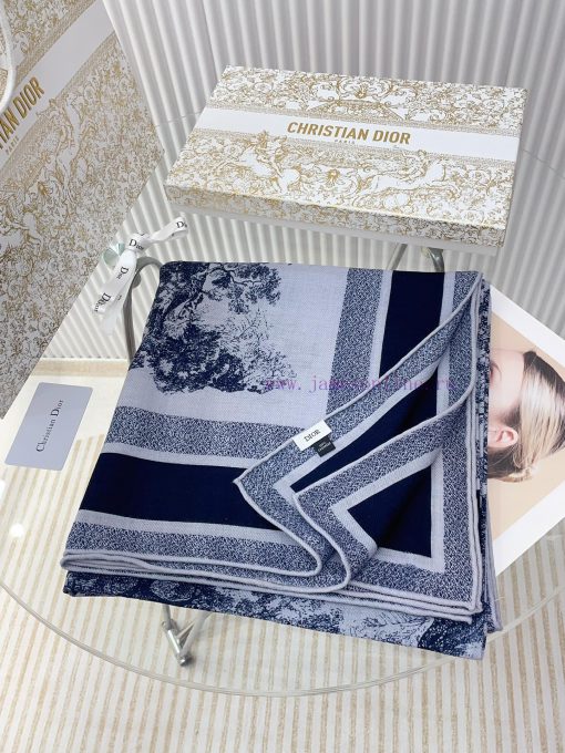 Dior's latest flagship product, the D animal model, is a 140 square scarf that is very easy swst44mx - Image 3