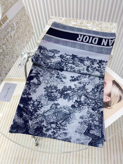 Dior's latest flagship product, the D animal model, is a 140 square scarf that is very easy swst44mx - Image 4