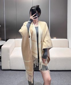 𝐌𝐚𝐱𝐦𝐚𝐫𝐚 Double sided cloakBull goods, with an undisputed temperamentThe most in fashion capeut0s4hm9