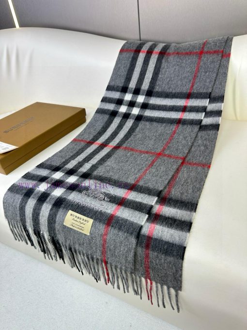 The 2023 Burberry Welfare Edition has arrived with embroidered warhorses made of top-quality5nj2z7bl - Image 5