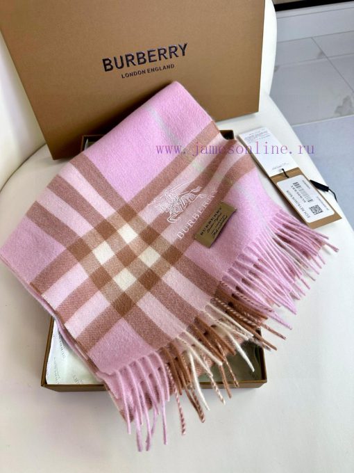 The 2023 Burberry Welfare Edition has arrived with embroidered warhorses made of top-qualitybi5jr61x - Image 4