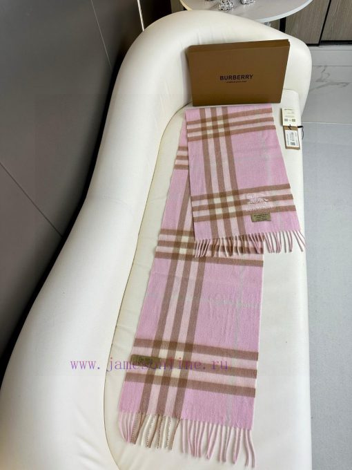 The 2023 Burberry Welfare Edition has arrived with embroidered warhorses made of top-qualitybi5jr61x - Image 6