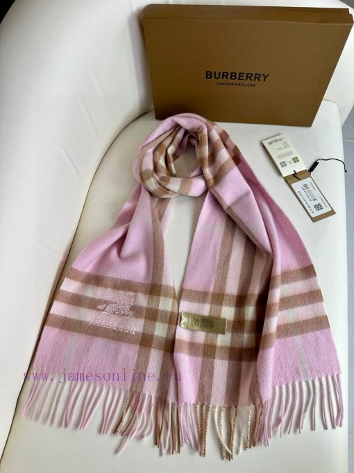 The 2023 Burberry Welfare Edition has arrived with embroidered warhorses made of top-qualitybi5jr61x - Image 8