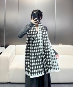 𝐂𝐡𝐚𝐧𝐞𝐥𝟐𝟒𝐁 Logo plaid scarf gray whiteSize 190x60cm 56% cashmere 34% wool 10% silkSlow hands vbkdenem