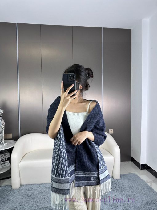 The 2024 Dior Oblique print scarf reinterprets the classic Dior logo, showcasing a modern sp2wbmc1ea - Image 3