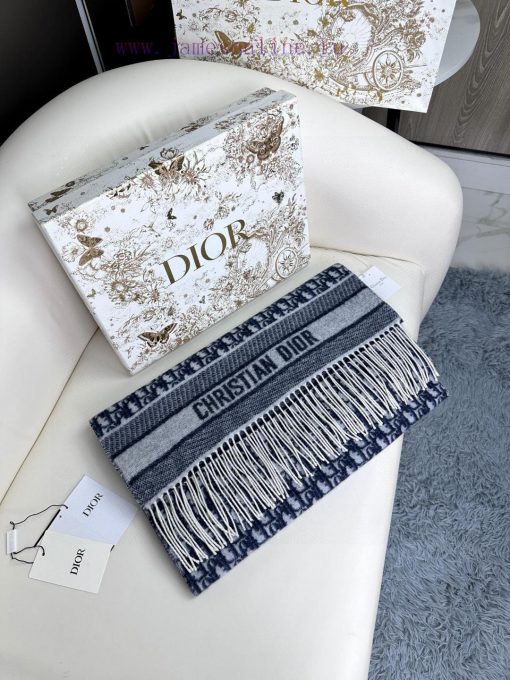 The 2024 Dior Oblique print scarf reinterprets the classic Dior logo, showcasing a modern sp2wbmc1ea - Image 4