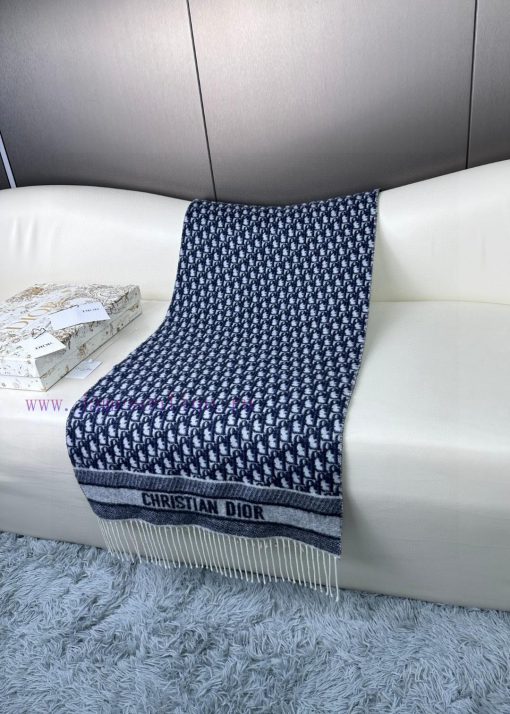 The 2024 Dior Oblique print scarf reinterprets the classic Dior logo, showcasing a modern sp2wbmc1ea - Image 5