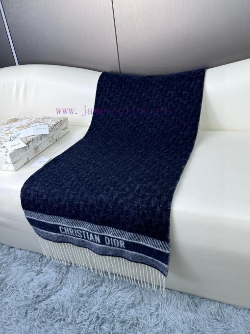 The 2024 Dior Oblique print scarf reinterprets the classic Dior logo, showcasing a modern sp2wbmc1ea - Image 6