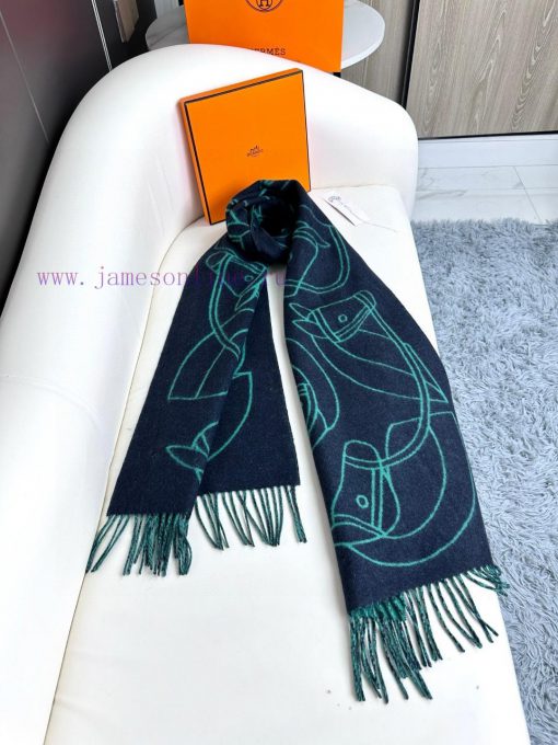 The new Herm è s scarf features delicate contrasting jacquard weaving, presenting the Entrel9nvgbpdr - Image 7