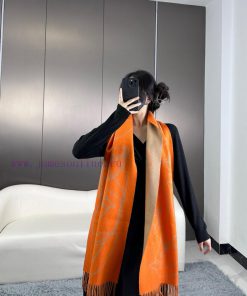 The new Herm è s scarf features delicate contrasting jacquard weaving, presenting the Entrelo02il9fu