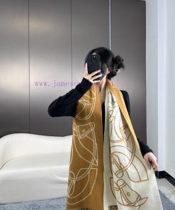 The new Herm è s scarf features delicate contrasting jacquard weaving, presenting the Entreltyk7jr61