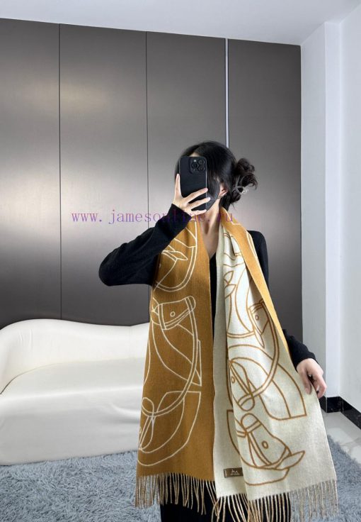 The new Herm è s scarf features delicate contrasting jacquard weaving, presenting the Entreltyk7jr61