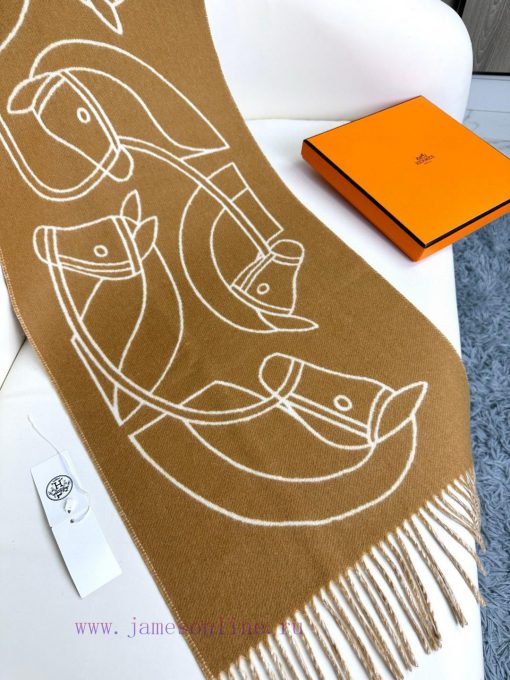 The new Herm è s scarf features delicate contrasting jacquard weaving, presenting the Entreltyk7jr61 - Image 8