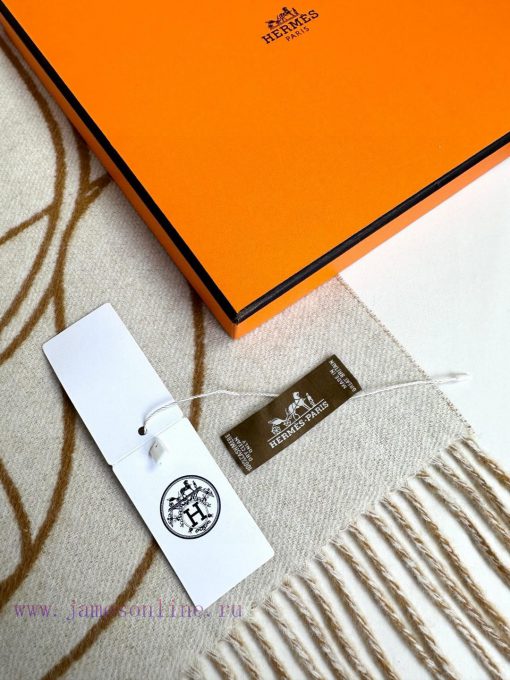 The new Herm è s scarf features delicate contrasting jacquard weaving, presenting the Entreltyk7jr61 - Image 9