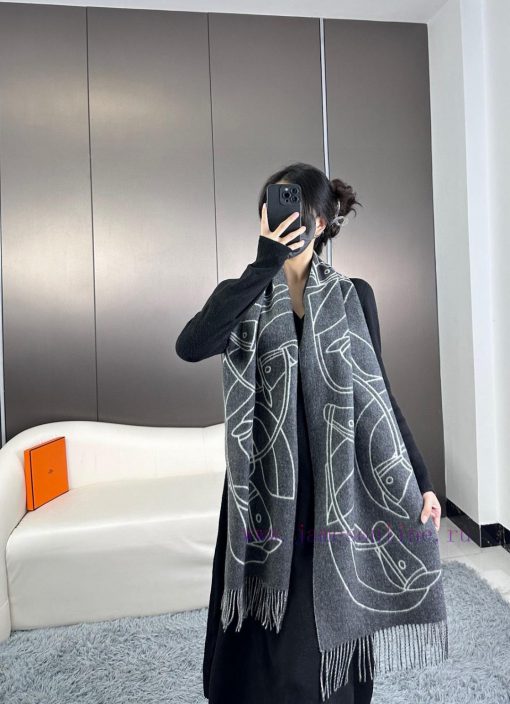 The new Herm è s scarf features delicate contrasting jacquard weaving, presenting the Entrelmwzut7no