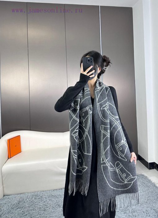 The new Herm è s scarf features delicate contrasting jacquard weaving, presenting the Entrelmwzut7no - Image 2