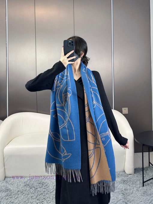 The new Herm è s scarf features delicate contrasting jacquard weaving, presenting the Entreld0chpj4p