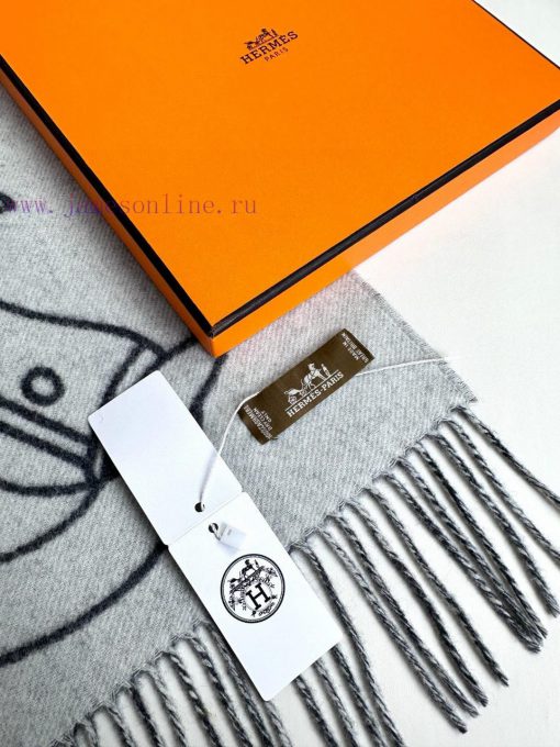 The new Herm è s scarf features delicate contrasting jacquard weaving, presenting the Entrelmwzut7no - Image 9