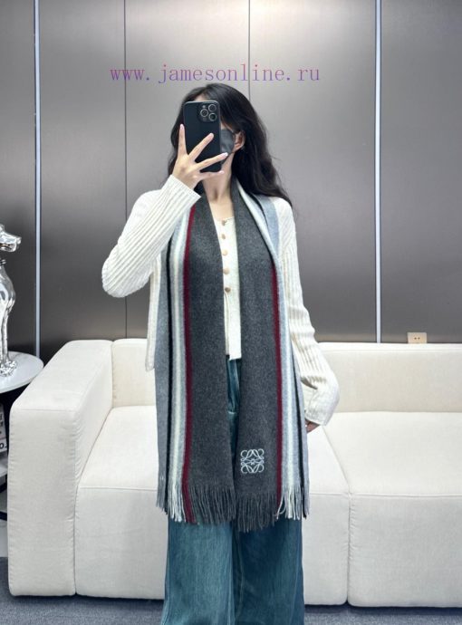 The 2024 unisex collection features 100% pure cashmere LOEWE and a high-end cashmere knittedihaxm63d - Image 2