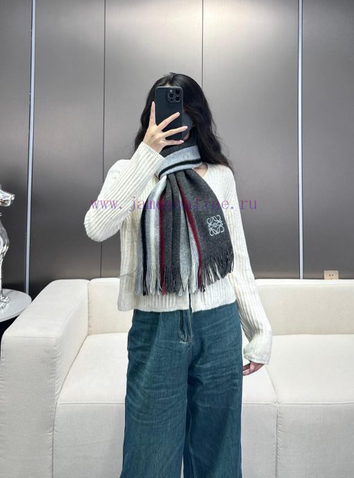 The 2024 unisex collection features 100% pure cashmere LOEWE and a high-end cashmere knittedihaxm63d - Image 3