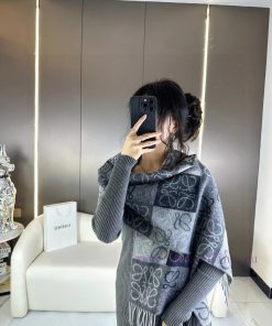 New two-color checkerboard patternFabric: Wool, CashmereSize 40 * 180, excluding whiskersCol8nshgt4b