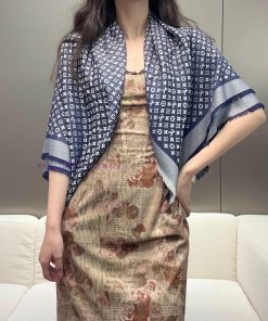 LV's freshly baked amazing little shawl~The size of the shawl is rare, 120cm * 120cm. The de2nrhgp7n