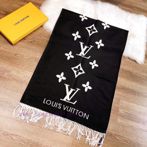 Louis Vuitton high-end rabbit fur scarf shawl with classic clover pattern paired with brand jlyb3xcu