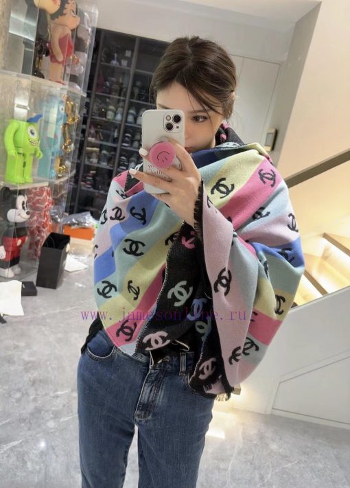 CHANEL's most beautiful scarf has a softer feel than imagined. Both sides are excellent, wit63zfifva - Image 2
