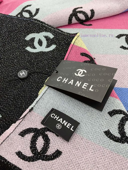 CHANEL's most beautiful scarf has a softer feel than imagined. Both sides are excellent, wit63zfifva - Image 10