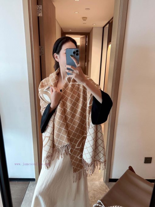 CHANEL is a high-end, comfortable, and fashionable scarf that touches your heart. The scarf 0r0lhqz5