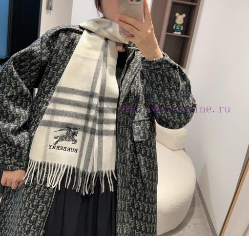 Burberry plaid scarf ️ It looks crazy, so stylish and charming ️ I really like this very ref0u6hkfkv - Image 2