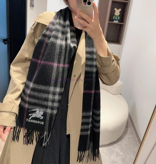 Burberry plaid scarf ️ It looks crazy, so stylish and charming ️ I really like this very refeqsvxsq4