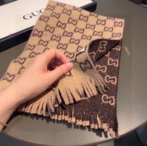 The interweaving pattern of double G letters is reinterpreted as a complex jacquard design. 322tgubp - Image 5