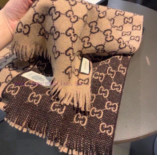 The interweaving pattern of double G letters is reinterpreted as a complex jacquard design. 322tgubp - Image 6