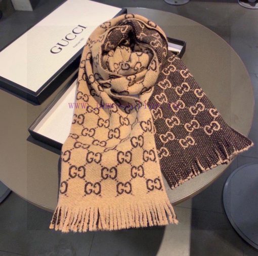 The interweaving pattern of double G letters is reinterpreted as a complex jacquard design. 322tgubp - Image 8