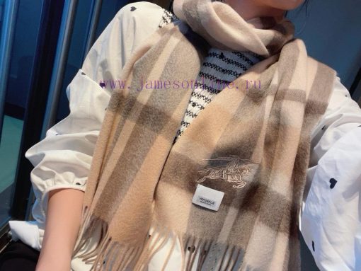 Low key luxury sense ️ Exquisite soft and elegant elite level fashionable scarf ️ This Burbervq6f0kd - Image 2