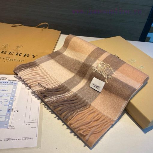Low key luxury sense ️ Exquisite soft and elegant elite level fashionable scarf ️ This Burbervq6f0kd - Image 4