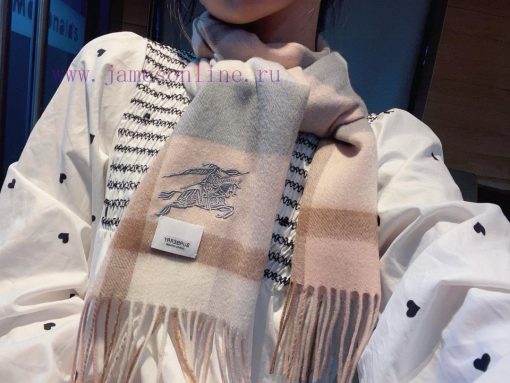 Low key luxury sense ️ Exquisite soft and elegant elite level fashionable scarf ️ This Burbed6m7404w
