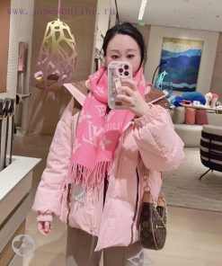 Finally shipped, this year's hottest pink and white scarf, the LV Essential scarf, focuses o5d3hlhx7