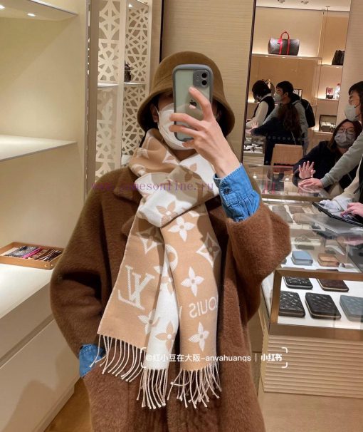 Finally shipped, this year's hottest pink and white scarf, the LV Essential scarf, focuses oj0opt4p7 - Image 2