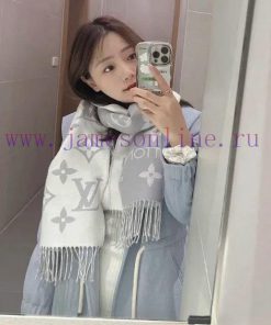 Finally shipped, this year's hottest pink and white scarf, the LV Essential scarf, focuses opmnts0q3