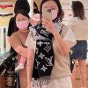 Finally shipped, this year's hottest pink and white scarf, the LV Essential scarf, focuses owpu8h76m