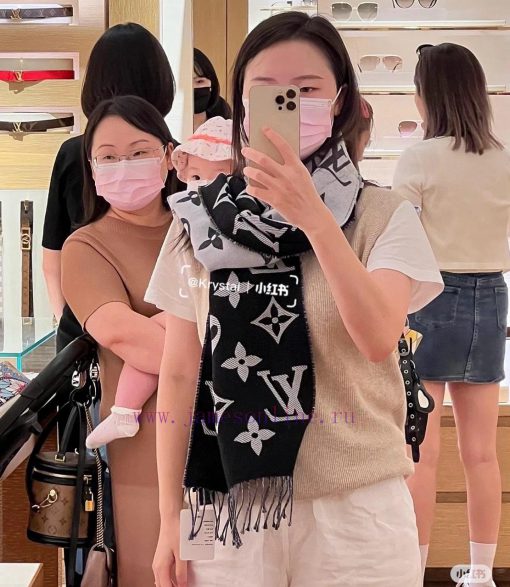 Finally shipped, this year's hottest pink and white scarf, the LV Essential scarf, focuses owpu8h76m