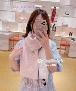 Finally shipped, this year's hottest pink and white scarf, the LV Essential scarf, focuses oxbe1mdqy