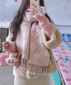 Finally shipped, this year's hottest pink and white scarf, the LV Essential scarf, focuses o3aoquk1e