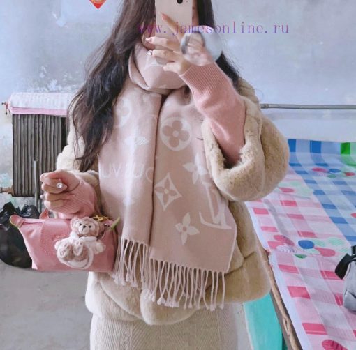 Finally shipped, this year's hottest pink and white scarf, the LV Essential scarf, focuses o3aoquk1e - Image 2