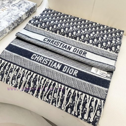 The classic style of Dior celebrity's dd scarf will never go out of style, and it is super ved8jpl4e - Image 4