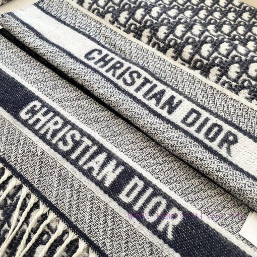 The classic style of Dior celebrity's dd scarf will never go out of style, and it is super ved8jpl4e - Image 9