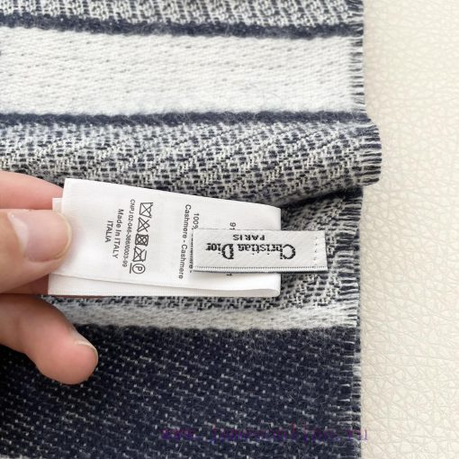 The classic style of Dior celebrity's dd scarf will never go out of style, and it is super ved8jpl4e - Image 10